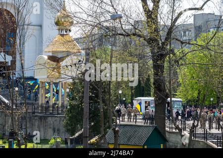 RIVNE, UCRAINA - 06 MAGGIO 2022. Il funerale del defunto soldato ucraino vicino al tempio. Guerra in Ucraina Foto Stock