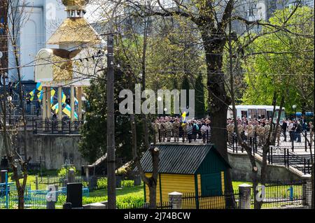 RIVNE, UCRAINA - 06 MAGGIO 2022. Il funerale del defunto soldato ucraino vicino al tempio. Guerra in Ucraina Foto Stock