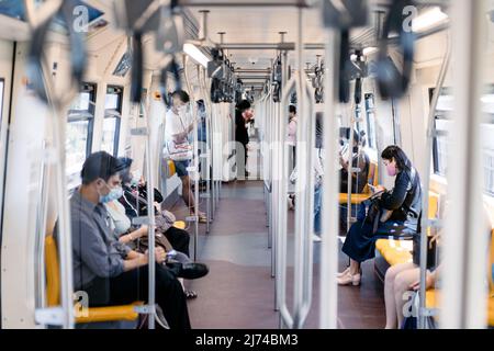 Bangkok, Thailandia - 30 luglio 2020, il popolo thailandese locale trasporta all'interno del treno di Bangkok (massa) Transit System nel periodo di mezzogiorno, Bangkok, Tha Foto Stock