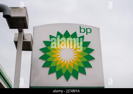 Slough, Berkshire, Regno Unito. 4th maggio 2022. Un distributore di benzina BP a Wexham Road, Slough. Mentre l’invasione russa dell’Ucraina continua e cresce il costo della vita in crisi, i prezzi della benzina stanno ricominciando a salire. Credit: Maureen McLean/Alamy Foto Stock