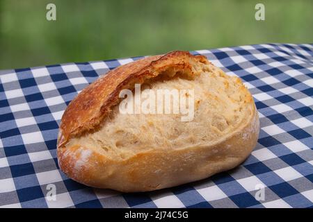 Il pane tradizionale francese appena sfornato si trova sul tavolo all'aperto Foto Stock