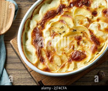 primo piano di patate al gratin appena sfornate, vista dall'alto Foto Stock