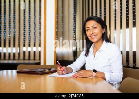 Soddisfatto imprenditore latino-americano pronto a firmare il contratto Foto Stock