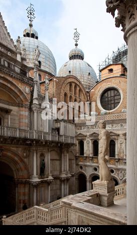 Italien Venedig Dogenpalast -111 Hof Blick in die Nordwestecke mit Arco Foscari Links Nordflügel rechts und über beiden der Markusdom vorn der Neptun Foto Stock