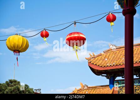 Appendere le lanterne cinesi contro il cielo blu a Chinatown a Victoria, BC, Canada. Foto Stock