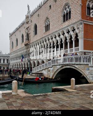 Italien Venedig Dogenpalast -22 erbaut 13-14 JH Südfassade von Osten rechts Ponte di paglia Foto Stock