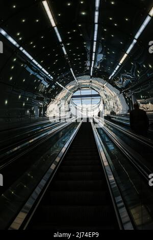 Esci alla scala mobile della metropolitana. Vista dal basso verso l'alto. Foto Stock