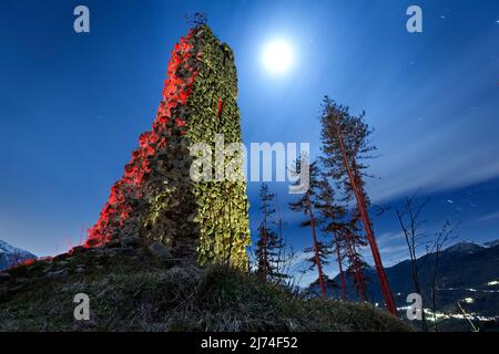 Notte spettrale alle rovine medievali del castello di San Pietro a Torcegno. Valsugana, provincia di Trento, Trentino Alto Adige, Italia, Europa. Foto Stock