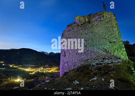 Notte spettrale alle rovine medievali del castello di San Pietro. Sullo sfondo il villaggio di Torcegno. Valsugana, provincia di Trento, Trentino Alto Adige, Foto Stock