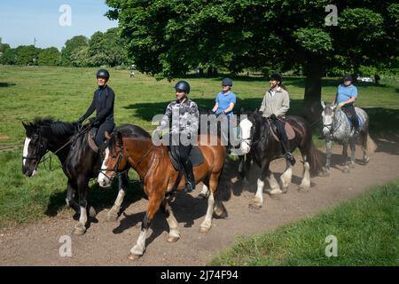 Persone che cavalcano cavalli lungo Wimbledon Common a Londra. Data foto: Venerdì 6 maggio 2022. Foto Stock