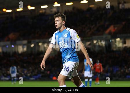 L'Harrison Burrows di Peterborough United durante la partita del campionato Sky Bet al Weston Homes Stadium di Peterborough. Data foto: Martedì 5 aprile 2022. Foto Stock