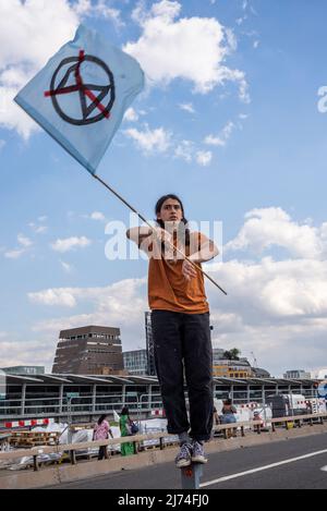 Extinction Rebellion Youth, XRY giovane protesta di Extinction Rebellion che dimostra contro presunta mancanza di progressi contro il cambiamento climatico. Flag Foto Stock