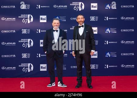 3 maggio 2022, Roma, RM, Italia: Marco Manetti e Antonio Manetti sono presenti al tappeto rosso della cerimonia di premiazione David di Donatello 2022 presso gli CinecittÃ Studios di Roma. (Credit Image: © Gennaro Leonardi/Pacific Press via ZUMA Press Wire) Foto Stock