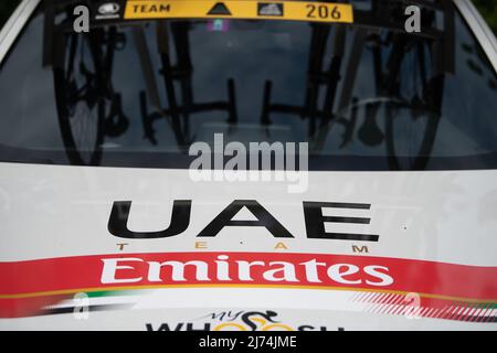 01 maggio 2022, Hessen, Eschborn: Ciclismo: UCI WorldTour - Eschborn - Francoforte (185 km). Un logo del team UAE Team Emirates. Foto: Sebastian Gollnow/dpa Foto Stock