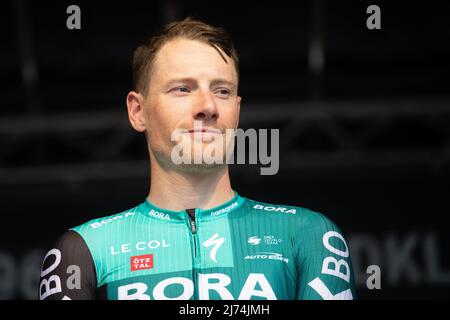 01 maggio 2022, Hessen, Francoforte sul meno: Ciclismo: UCI WorldTour - Eschborn - Francoforte (185 km). Vincitore Sam Bennett dell'Irlanda del Team Bora - hansgrohe. Foto: Sebastian Gollnow/dpa Foto Stock