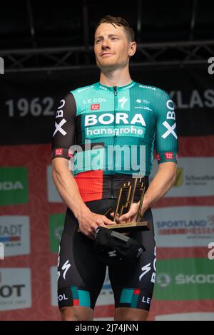 01 maggio 2022, Hessen, Francoforte sul meno: Ciclismo: UCI WorldTour - Eschborn - Francoforte (185 km). Vincitore Sam Bennett dell'Irlanda del Team Bora - hansgrohe. Foto: Sebastian Gollnow/dpa Foto Stock