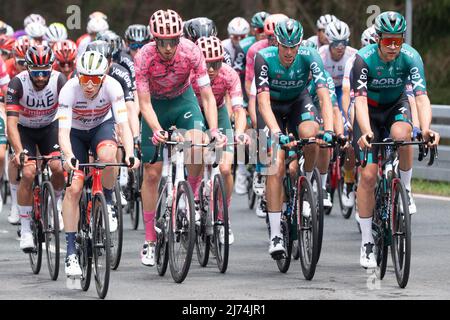 01 maggio 2022, Hessen, Schmitten: Ciclismo: UCI WorldTour - Eschborn - Francoforte (185 km). Jonas Rutsch (3rd da destra) dalla Germania del Team EF Education-EasyPost corre accanto a Nils Politt (2nd da destra) dalla Germania del Team Bora - hansgrohe e Jonas Koch dalla Germania del Team Bora - hansgrohe. Foto: Sebastian Gollnow/dpa Foto Stock