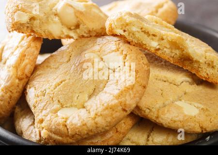 Biscotti saporiti fatti in casa con noci di macadamia e cioccolato bianco primo piano. Orizzontale Foto Stock