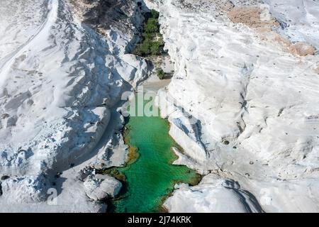 Vista aerea della bellissima spiaggia di Sarakiniko, isola di Milos Foto Stock