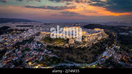 Vista panoramica e rialzata dell'Acropoli illuminata di Atene Foto Stock