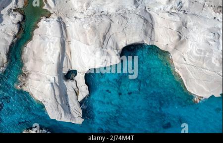 Vista panoramica dall'alto verso il basso delle formazioni rocciose di gesso di Sarakiniko Foto Stock