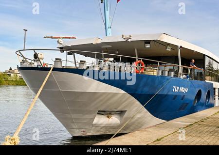 Basilea, Svizzera - Aprile 2022: Nave da crociera sul fiume Maya, gestita da TUI River Cruises Foto Stock