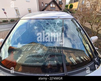 La caduta di tegole ha distrutto un parabrezza, danni tempesta, Germania Foto Stock