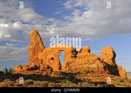 Formazione rocciosa con Turret Arch all'alba, USA, Utah, Arches National Park Foto Stock