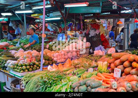 Frutta tipica e verdura stand in un mercato a Kowloon, Cina, Hong Kong Foto Stock