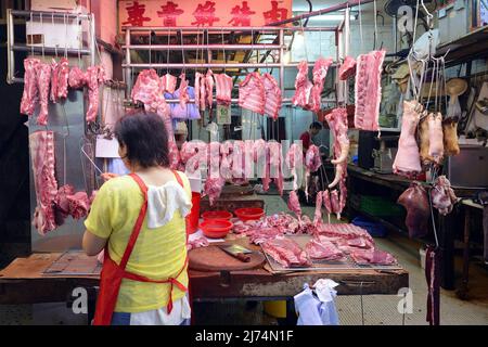 Mercato stand di un macellaio in un mercato a Kowloon, Cina, Hong Kong Foto Stock