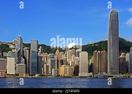 Vista da Kowloon sullo skyline dell'Isola di Hongkong presso il Fiume Hongkong, Centrale, con la Banca della Cina (a sinistra) e la Torre IFC (a destra), la Cina, Hong Foto Stock