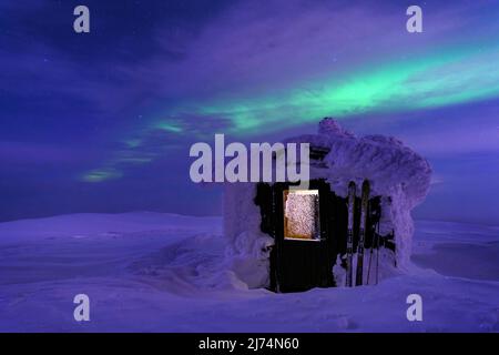 Rifugio coperto di neve di notte, Svezia, Dundret Naturreservat, GÃƒÂ¤llivare Foto Stock