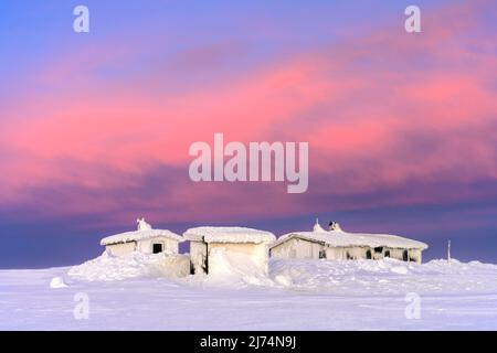 Capanne innevate in inverno, Svezia, Lapponia, Dundret Foto Stock