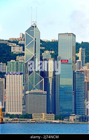 Vista da Kowloon sullo skyline dell'Isola di Hongkong al Fiume Hongkong, Centrale, con Banca della Cina, Cina, Hong Kong Foto Stock