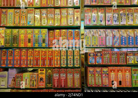Molti farmaci diversi in una tipica farmacia cinese per la medicina tradizionale cinese, Kowloon, Cina, Hong Kong Foto Stock
