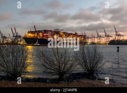 Container nave sul fiume Elbe ist girato e tirato indietro verso il terminal , Germania, Amburgo Foto Stock