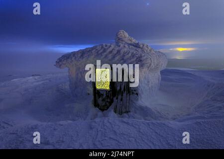 Rifugio coperto di neve di notte, Svezia, Dundret Naturreservat, GÃƒÂ¤llivare Foto Stock