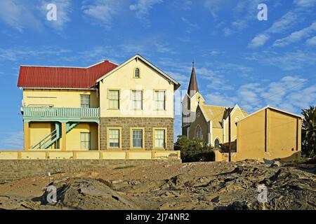 Edificio residenziale e chiesa di Felsenkirche, Namibia, Luederitz Foto Stock