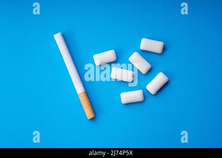 Nicotina Gum Fumare pillole di sostituzione. Chiudere le sigarette Foto Stock