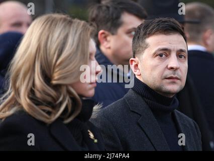 KIEV, UCRAINA - 23 NOVEMBRE 2019 - il Presidente dell'Ucraina Volodymyr Zelenskyy e sua moglie Olena Zelenska partecipano a un evento commemorativo presso il Museo dell'Holodomor nella Giornata della memoria delle vittime dell'Holodomor a Kiev, capitale dell'Ucraina. Il quarto sabato di novembre, l'Ucraina celebra l'anniversario dell'Holodomor del 1932-1933, una carestia prodotta dall'uomo riconosciuta dalle autorità sovietiche come genocidio del popolo ucraino. Foto di Ukrinform/ABACAPRESS.COM Foto Stock