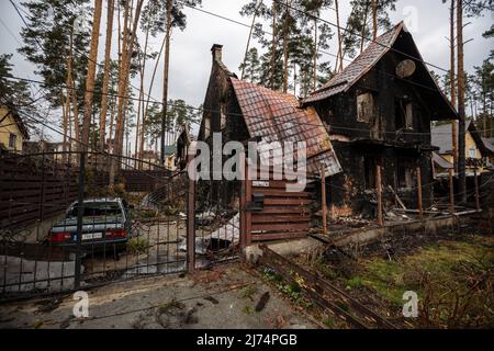 Irpin, Kyev regione Ucraina - 09.04.2022: Città dell'Ucraina dopo l'occupazione russa. Case che hanno bruciato dopo essere state colpite da razzi, mine. IR Foto Stock