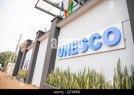 Yaounde, Camerun, 10th aprile 2022: Ingresso alla sede dell'UNESCO a Yaounde, la capitale della Cameronia Foto Stock