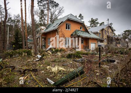 Irpin, Kyev regione Ucraina - 09.04.2022: Città dell'Ucraina dopo l'occupazione russa. Casa e cortile distrutti da missili, mine, conchiglie russi.