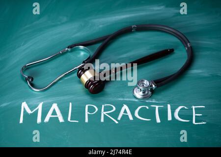 Contenzioso di pratiche malate mediche. Avvocato o giudice in Courtroom Foto Stock