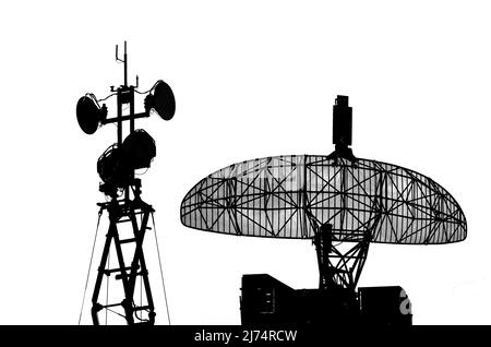 Profilo di difesa aerea radar di militari mobili anti sistemi aerei, moderna industria militare su sfondo bianco, Russia Foto Stock