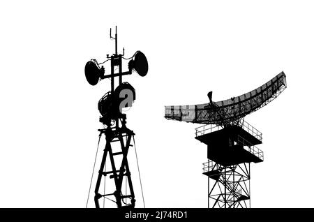 Profilo di difesa aerea radar di militari mobili anti sistemi aerei, moderna industria militare su sfondo bianco, Russia Foto Stock