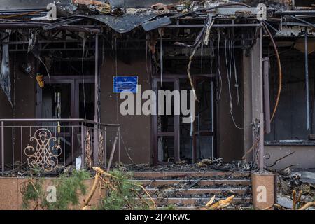 Irpin, Kyev regione Ucraina - 09.04.2022: L'ingresso all'asilo è stato bombardato da soldati russi, invasori. Edifici distrutti per le strade
