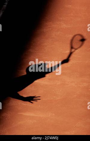 (220506) -- MADRID, 6 maggio 2022 (Xinhua) -- David Goffin del Belgio serve durante la partita maschile del singolo 3rd contro Rafael Nadal di Spagna al Madrid Open di Madrid, Spagna, 5 maggio 2022. (Xinhua/Meng Dingbo) Foto Stock