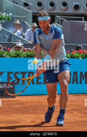 (220506) -- MADRID, 6 maggio 2022 (Xinhua) -- Rafael Nadal di Spagna colpisce un ritorno durante il singolo maschile 3rd round match contro David Goffin del Belgio al Madrid Open di Madrid, Spagna, 5 maggio 2022. (Xinhua/Meng Dingbo) Foto Stock