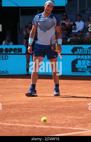 (220506) -- MADRID, 6 maggio 2022 (Xinhua) -- Rafael Nadal di Spagna reagisce durante il singolo maschile 3rd round match contro David Goffin del Belgio al Madrid Open di Madrid, Spagna, 5 maggio 2022. (Xinhua/Meng Dingbo) Foto Stock